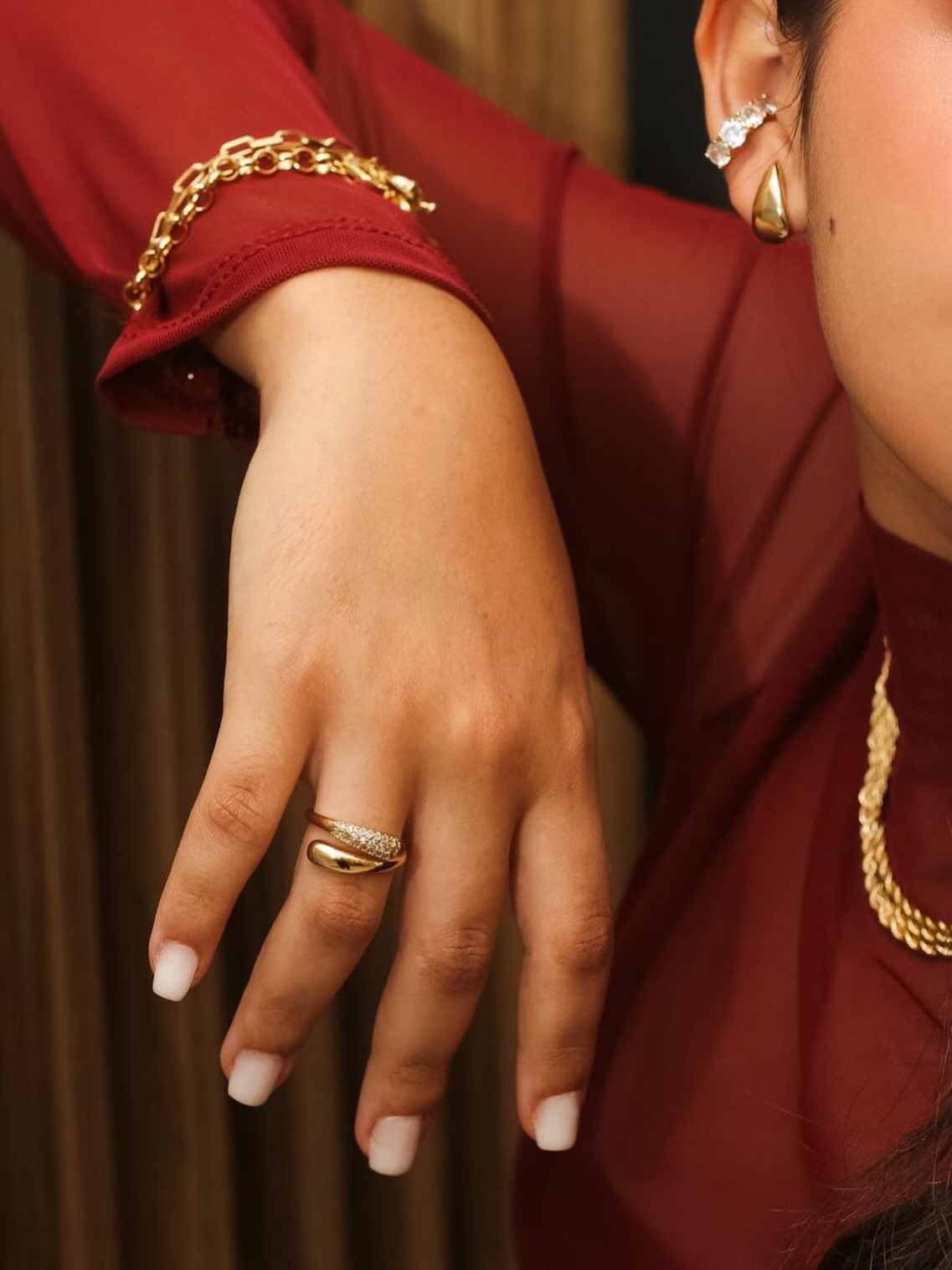 Anéis cravejados, brincos gota e pulseiras em ouro